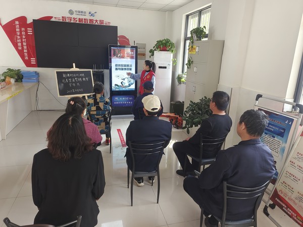 新塘村组织村民观看禁毒禁赌教育宣传片1.jpg