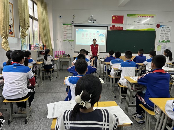 2023年4月19日，花园社区联合滁州市第十一中学附属小学开展“宜居靓家园 健康新生活”爱国卫生运动月主题活动.jpg