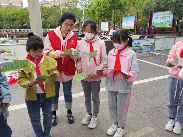 2023年4月27日腰铺社区新时代文明实践站“垃圾分类齐参与 绿色家园共呵护”主题宣传活动 (2).jpg