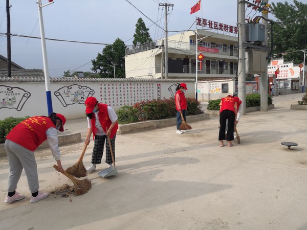 沙河学校到龙亭社区开展清扫劳动.jpg