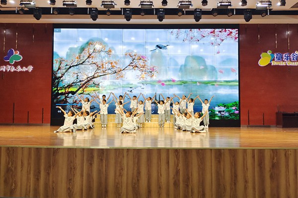 一(10)班 手势舞《寻胡隐君》.jpg