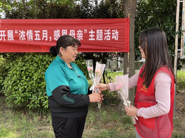 2023年5月13日南谯区乌衣镇吕赵社区农家书屋开展”浓情五月，感恩母亲“主题活动  （拍摄单位：吕赵社区  拍摄人：凡晓雪） (2).jpg