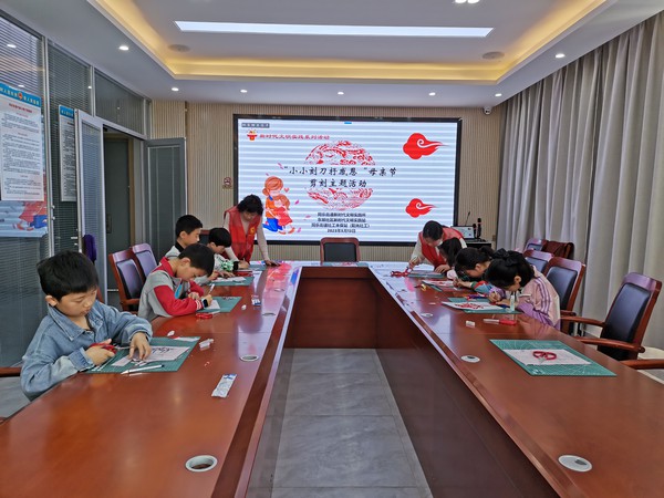 滁州市南谯区同乐街道新时代文明实践所，2023年5月13日下午，开展“小小刻刀抒感恩”母亲节剪刻主题活动.jpg