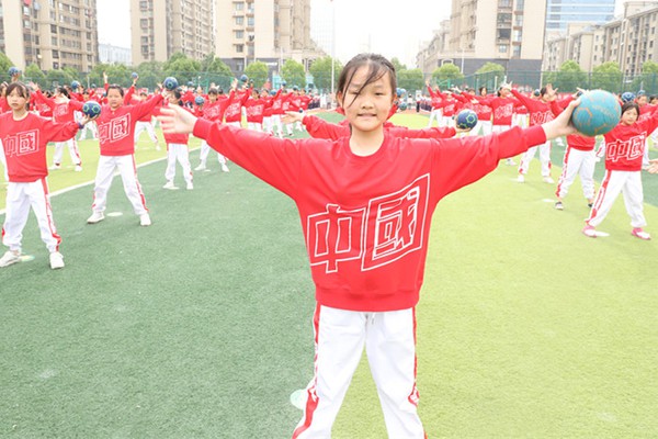 湖心路小学的手球操.JPG