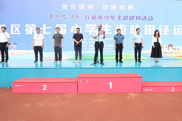 童军发表热情洋溢的讲话.JPG