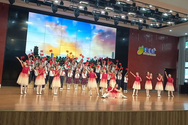 四（9）班表演节目《卢沟谣》.jpg