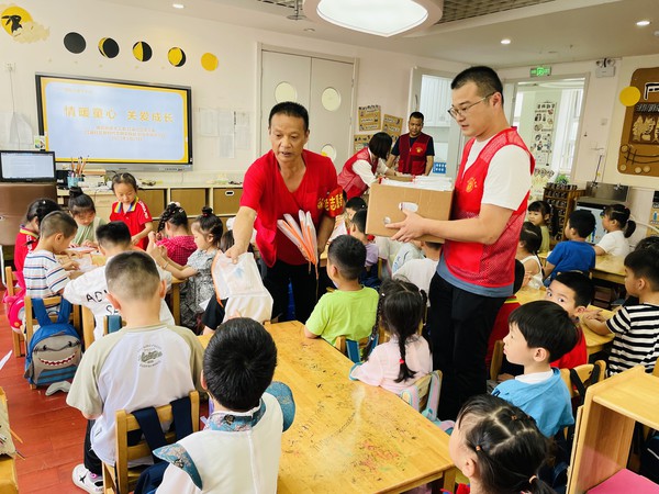 红庙社区新时代文明实践站，2023年5月29日下午，在创业中苑幼儿园开展&ldquo;情暖童心 关爱成长&rdquo;主题慰问活动（拍摄作者：红庙社区高超） (1).jpg
