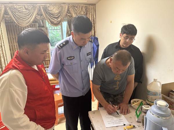 龙蟠南苑社区联合南谯区法院开展双提升入户宣传。.jpg