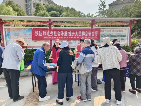 陡岗社区联合南谯区文化和旅游局、南谯区图书馆、龙蟠街道司法所开展双提升及反电诈集中宣传活动.jpg