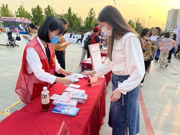 滁州市南谯区同乐街道办事处2023年6月9日下午，开展免费婚检、孕前优生健康检查宣传活动.jpg
