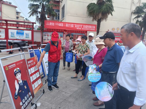 银东社区2023年6月16日开展“人人讲安全，个个会应急一第22个全国 安全生产月， 安全宣传咨询日活动  拍摄者：王阳    工作单位：银东社区 (19).jpg