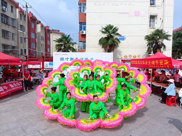银东社区2023年6月20日联合共建单位开展“粽叶飘香迎端午，幸福和谐邻里情”—“我们的节日·端午”主题活动。     拍摄者：王阳    工作单位：银东社区 (75).jpg