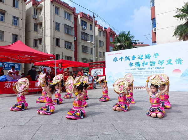 银东社区2023年6月20日联合共建单位开展“粽叶飘香迎端午，幸福和谐邻里情”—“我们的节日·端午”主题活动。     拍摄者：王阳    工作单位：银东社区 (91).jpg