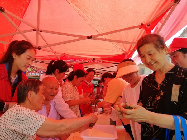 银东社区2023年6月20日联合共建单位开展“粽叶飘香迎端午，幸福和谐邻里情”—“我们的节日·端午”主题活动。     拍摄者：王阳    工作单位：银东社区 (5).jpg