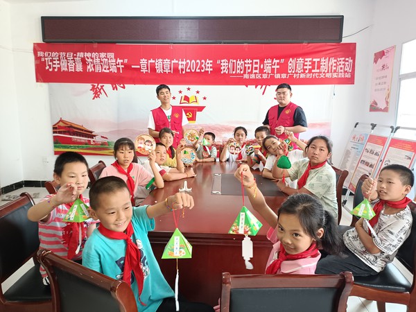 2023年6月20日下午章广镇章广村新时代文明实践站开&ldquo;巧手做香囊 浓情迎端午&rdquo;&mdash;&ldquo;我们的节日&middot;端午&rdquo;创意手工制作活动。拍摄者：彭培培。拍摄单位：章广村。 (2).jpg