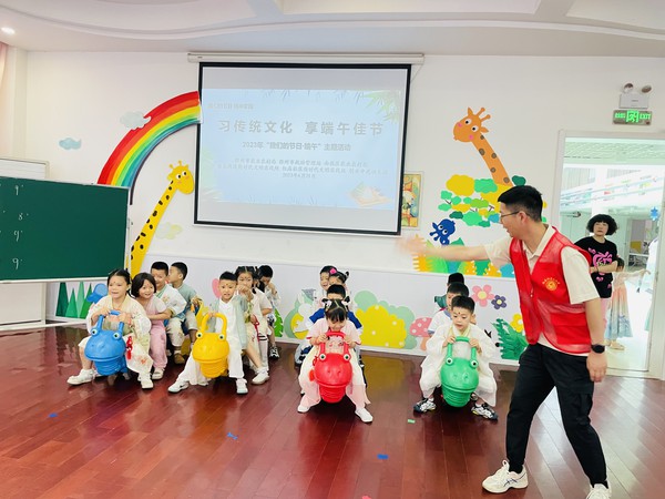 红庙社区新时代文明实践站联合滁州市农业农村局、滁州市救助管理站、南谯区农业农村局和银花街道新时代文明实践所，2023年6月21日上午，在创业中苑幼儿园开展&ldquo;习传统文化 享端午佳节&rdquo;&mdash;&mdash;2023年&ldquo;我们的节日&middot;端午&rdquo;主题活动（拍摄作者：红庙社区高超） (2).jpg