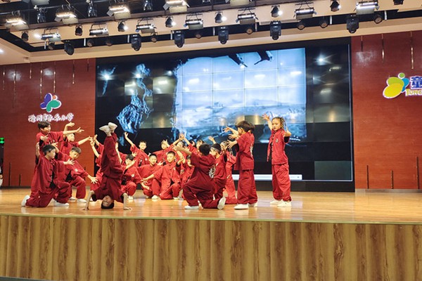 街舞表演《新时代 好少年》.jpg