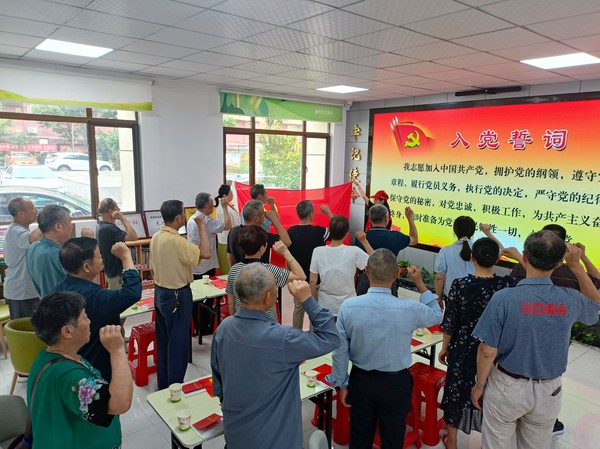银东社区2023年6月30日上午，组织辖区党员开展“重温入党誓词，坚守初心使命”主题党日活动。       拍摄者：王阳    工作单位：银东社区 (53).jpg