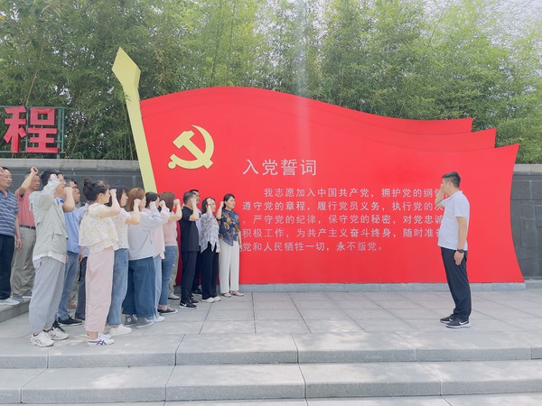 2023年7月1日，红庙社区组织部分党员赴凤阳小岗村开展“追寻红色记忆 牢记初心使命”（重温入党誓词）.jpg