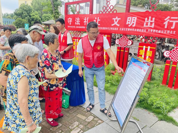 红庙社区新时代文明实践站，2023年7月4日上午，在创业中苑开展“守法礼让 文明出行”主题宣传活动（拍摄作者：红庙社区高超） (1).jpg