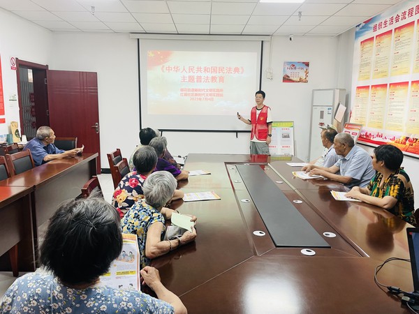 红庙社区新时代文明实践站，2023年7月4日上午，在红庙社区开展《中华人民共和国民法典》主题普法教育（拍摄作者：红庙社区高超） (1).jpg