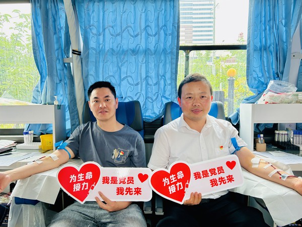 6月30日，龙蟠街道及社区党员干部们、非公企业各党支部党员们纷纷响应街道党工委号召，踊跃参加无偿献血活动。 (2).jpg