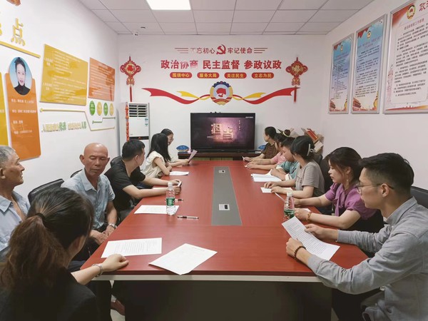 龙蟠南苑社区组织观看警示教育片《担当》.jpg