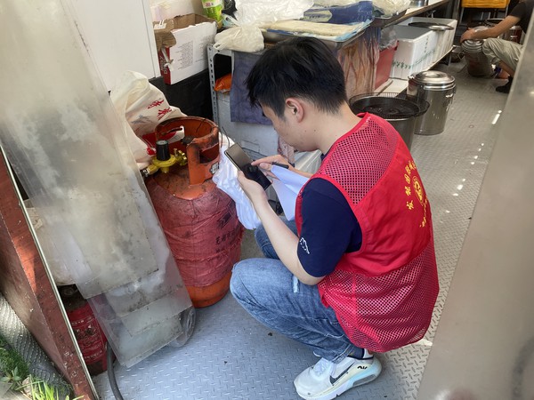 发能国际城社区常态化开展安全生产检查，完善辖区液化气相关检查台账.jpg