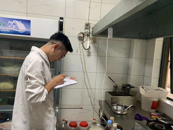 龙蟠南苑社区常态化开展安全生产检查，完善辖区液化气相关检查台账.jpg