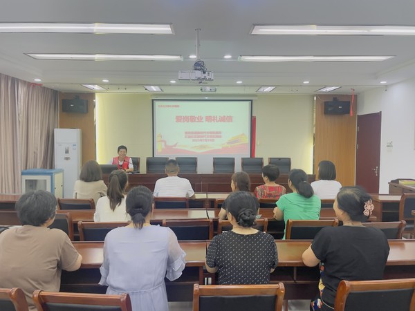 红庙社区新时代文明实践站，2023年7月10日下午，在红庙社区开展“爱岗敬业 明礼诚信”主题宣传活动（拍摄作者：红庙社区何荣刘） (1).jpg