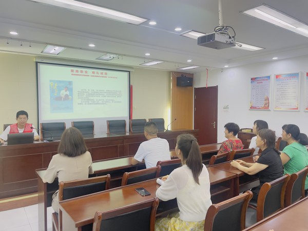 红庙社区新时代文明实践站，2023年7月10日下午，在红庙社区开展“爱岗敬业 明礼诚信”主题宣传活动（拍摄作者：红庙社区何荣刘） (2).jpg