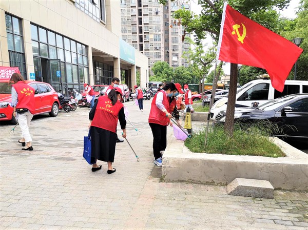 党员清洁小区环境.png