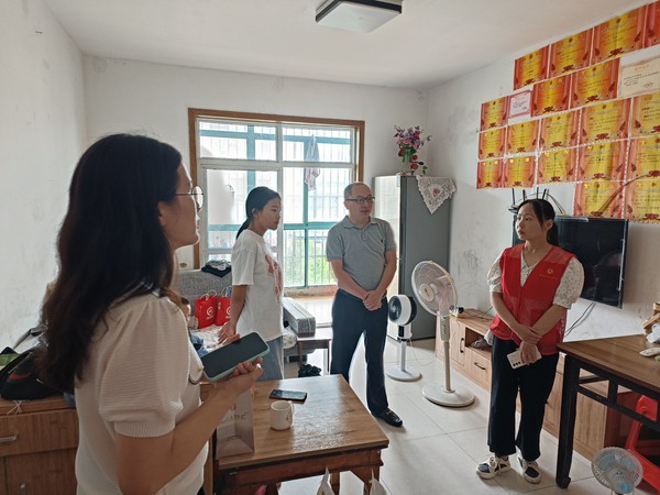 陡岗社区联合滁州市银保监分局2023年7月14日上午开展“情暖童心，相伴童行”留守儿童慰问志愿服务活动（拍摄单位：陡岗社区，拍摄人：张苗苗）（2）.jpg