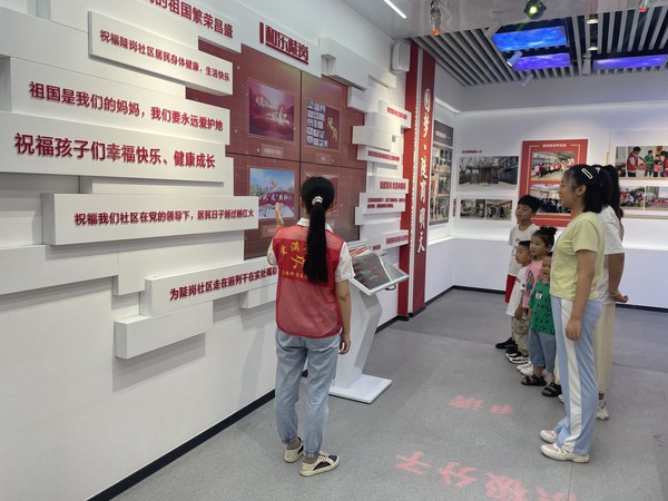 陡岗社区2023年7月19日开展“党润童心，童心向党”党史馆参观志愿服务活动（拍摄单位：陡岗社区，拍摄人：张苗苗）（1）.jpg