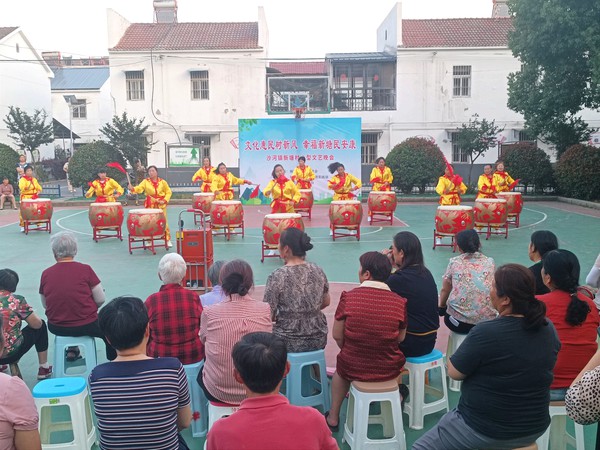 新塘村&ldquo;文化惠民树新风 幸福新塘民安康&rdquo;文艺晚会，吸引了大量村民群众前来观看.jpg