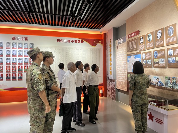 退役老兵进军营 再忆往昔话情深 八一活动.jpg
