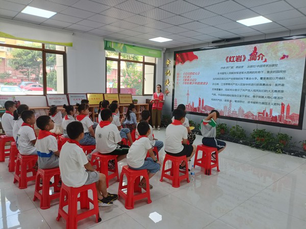 银东社区2023年8月1日开展&ldquo;少年儿童心向党，关爱守护伴成长&rdquo;&mdash;&mdash;红色书籍阅读活动      拍摄者：王阳    工作单位：银东社区.jpg