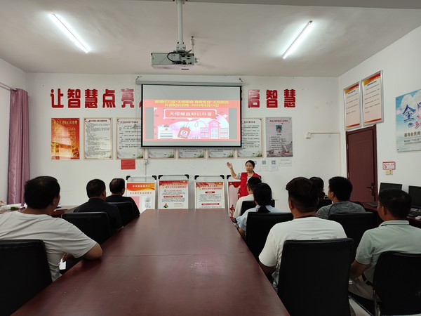 时间：2023年8月14日，组织者：滁州市南谯区沙河镇新塘村，主题：新塘村开展“无偿献血 挽救生命”无偿献血科普知识宣传，参与者：新塘村志愿者及村民.jpg