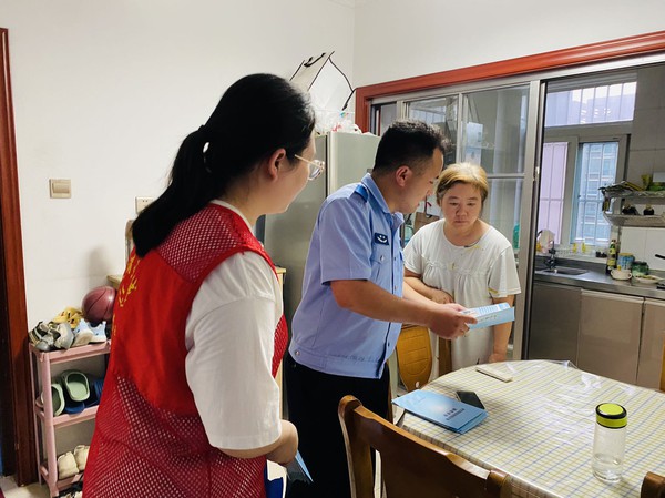 网格员与民警入户讲解反电诈知识.jpg
