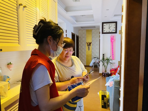 网格员上门宣传暖民心十项行动.jpg