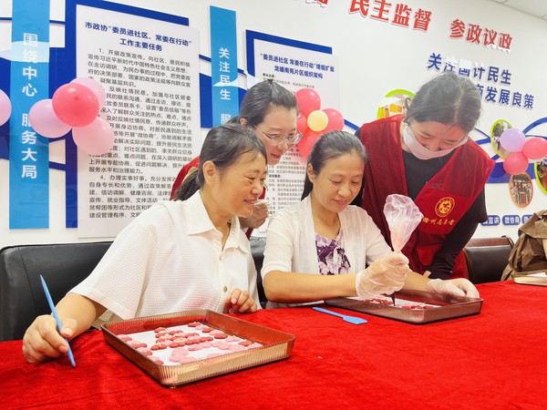 2023年8月21日下午,龙蟠南苑社区开展“情满七夕 烘感幸福”七夕主题活动(拍摄单位:龙蟠南苑社区)1.jpg