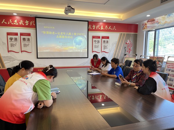 陡岗社区2023年9月1日上午开展“智慧助老—让老年人跟上数字时代”志愿服务活动（拍摄单位：陡岗社区，拍摄人：张苗苗）（1）.jpg