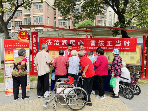 红庙社区新时代文明实践站联合南谯区新时代文明实践志愿服务总队和银花街道新时代文明实践所，2023年9月4日上午，在创业中苑二期，开展“法治润民心 普法正当时”主题宣传活动（拍摄作者：红庙社区何荣刘） (2).jpg