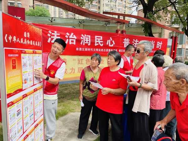 红庙社区新时代文明实践站联合南谯区新时代文明实践志愿服务总队和银花街道新时代文明实践所，2023年9月4日上午，在创业中苑二期，开展“法治润民心 普法正当时”主题宣传活动（拍摄作者：红庙社区何荣刘） (1).jpg