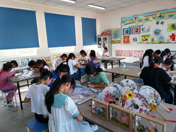 校园文化2：2023年9月7日，滁州市南谯区沙河学校在乡村少年宫开展钻石画手工制作活动.jpg