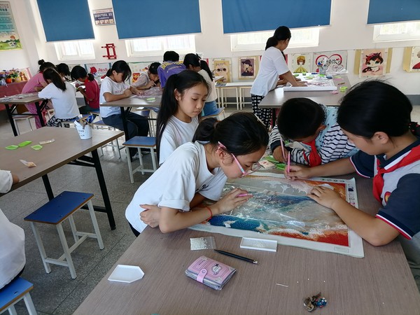 校园文化2：2023年9月7日，滁州市南谯区沙河学校在乡村少年宫开展钻石画手工制作活动.....jpg