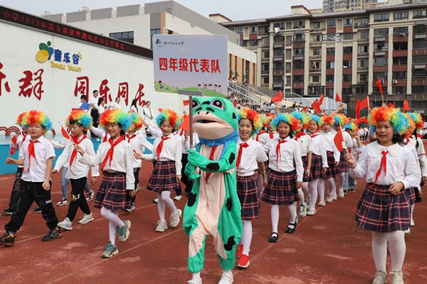 代表队有序入场.JPG