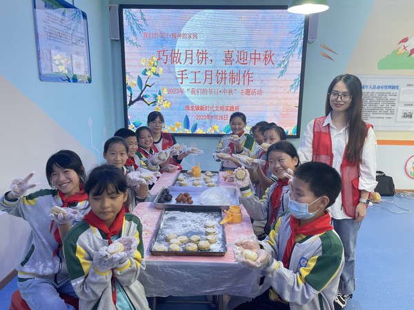2023年9月26日，珠龙镇新时代文明实践所开展&ldquo;巧做月饼，喜迎中秋&rdquo;手工月饼制作主题活动.jpg