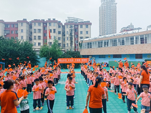 银东社区2023年9月27日上午，联合银花幼儿园组织开展“童心向党 庆国庆 升国旗 唱国歌”主题活动    拍摄者：王阳   工作单位：银东社区 (1).jpg