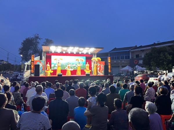 文化惠民工程送戏进万村走进黄泥岗镇黄泥社区 .jpg